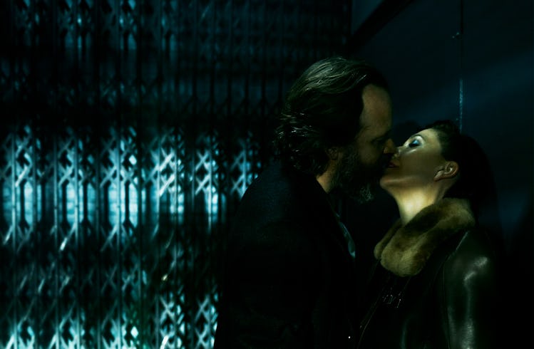 Peter Sarsgaard and Maggie Gyllenhaal kissing in a dark room