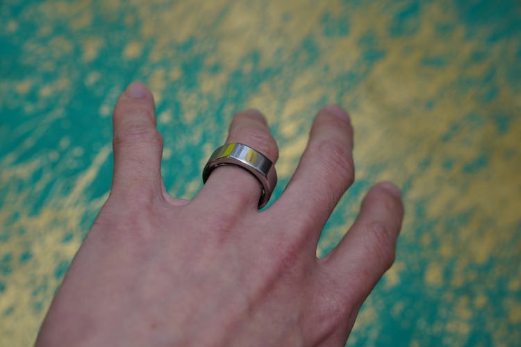 The silver Oura Ring on a hand.