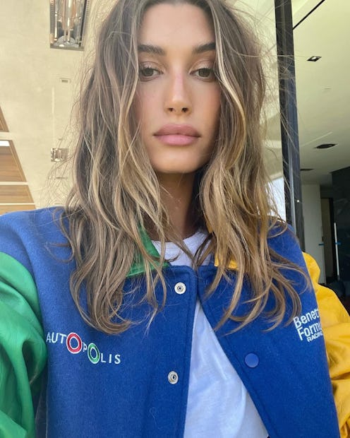Money piece highlights are a 2022 hair trend.
