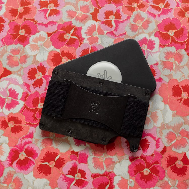 The shady world of AirTag wallets