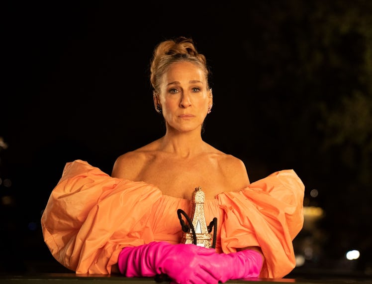 Carrie holding her Eiffel Tower bag containing Big's ashes in the And Just Like That season 1 finale