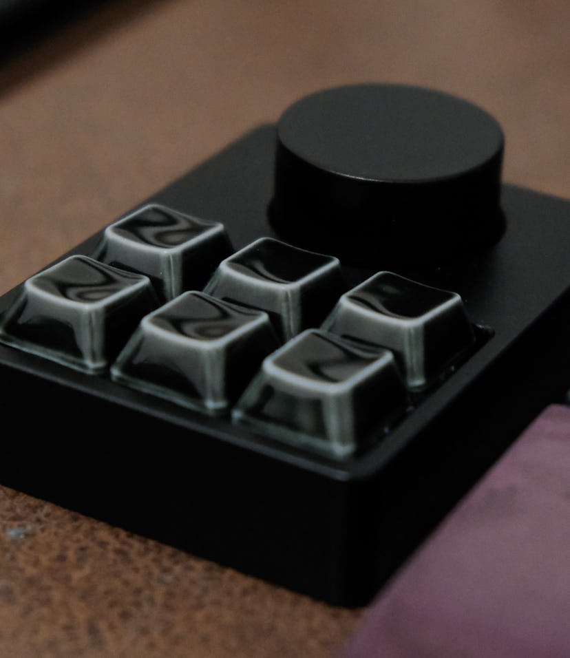 Ceramic keycaps mounted on a Capsunlocked CU7.