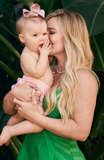 Hilary Duff kissing her daughter 