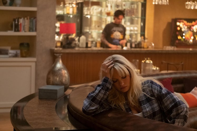 Pam (Lily James) and Tommy (Sebastian Stan) in Pam & Tommy