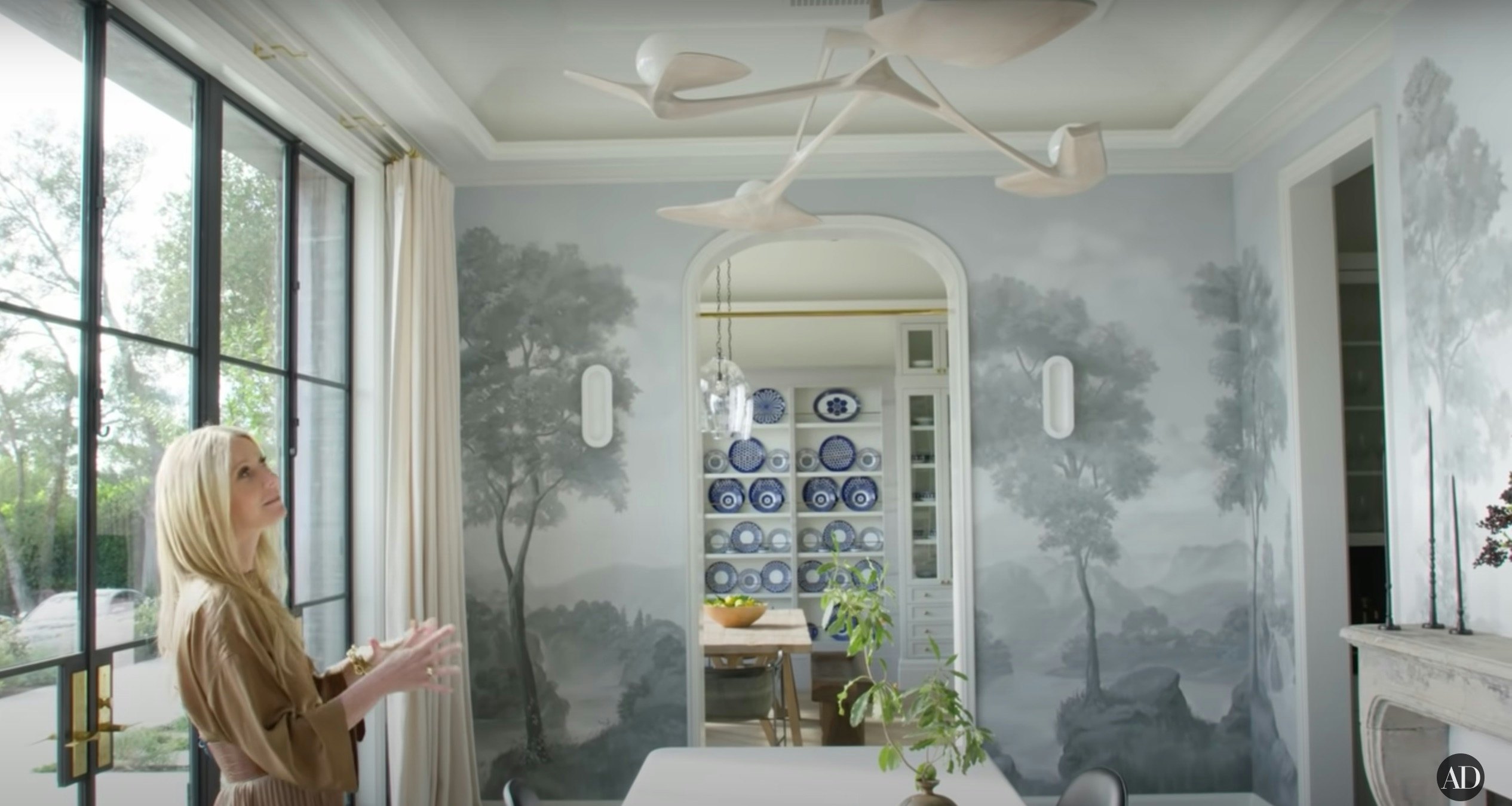 Gwyneth Paltrows Dining Room Features 2022s Biggest Wallpaper Trend