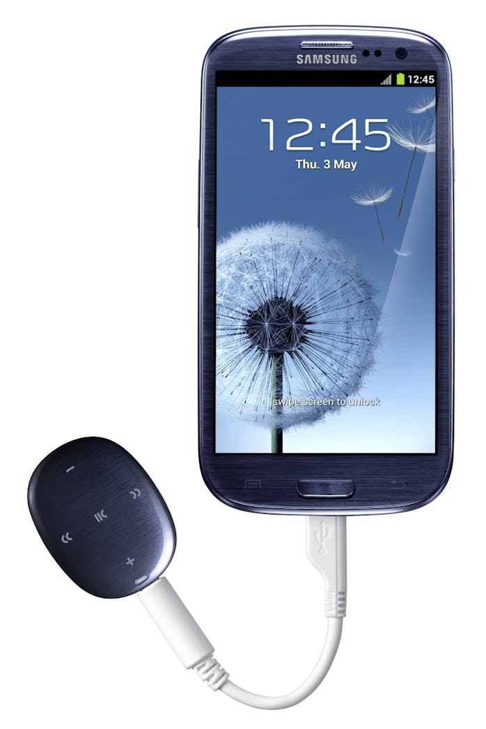 The S Pebble/Muse accessory connecting to a Galaxy S3