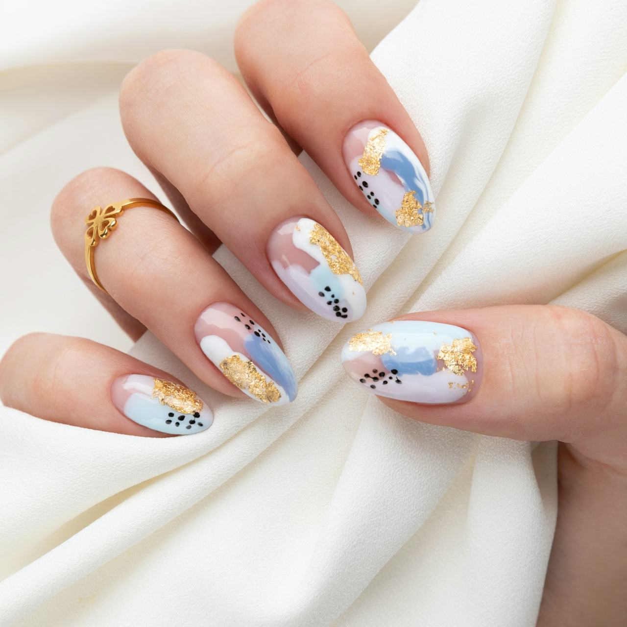 Chic Spring Nails That Shine in 2022