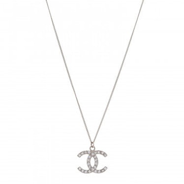 Chanel pendant necklace wear with slit skirt