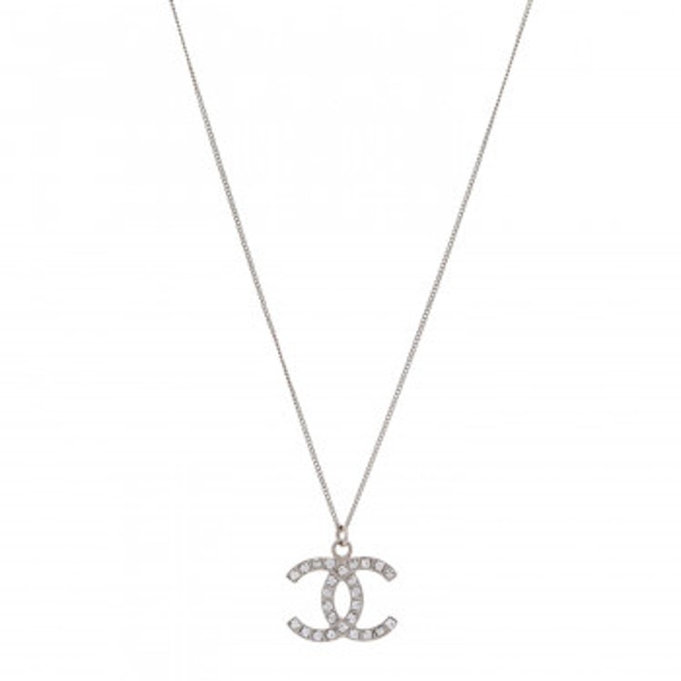 Chanel pendant necklace wear with slit skirt