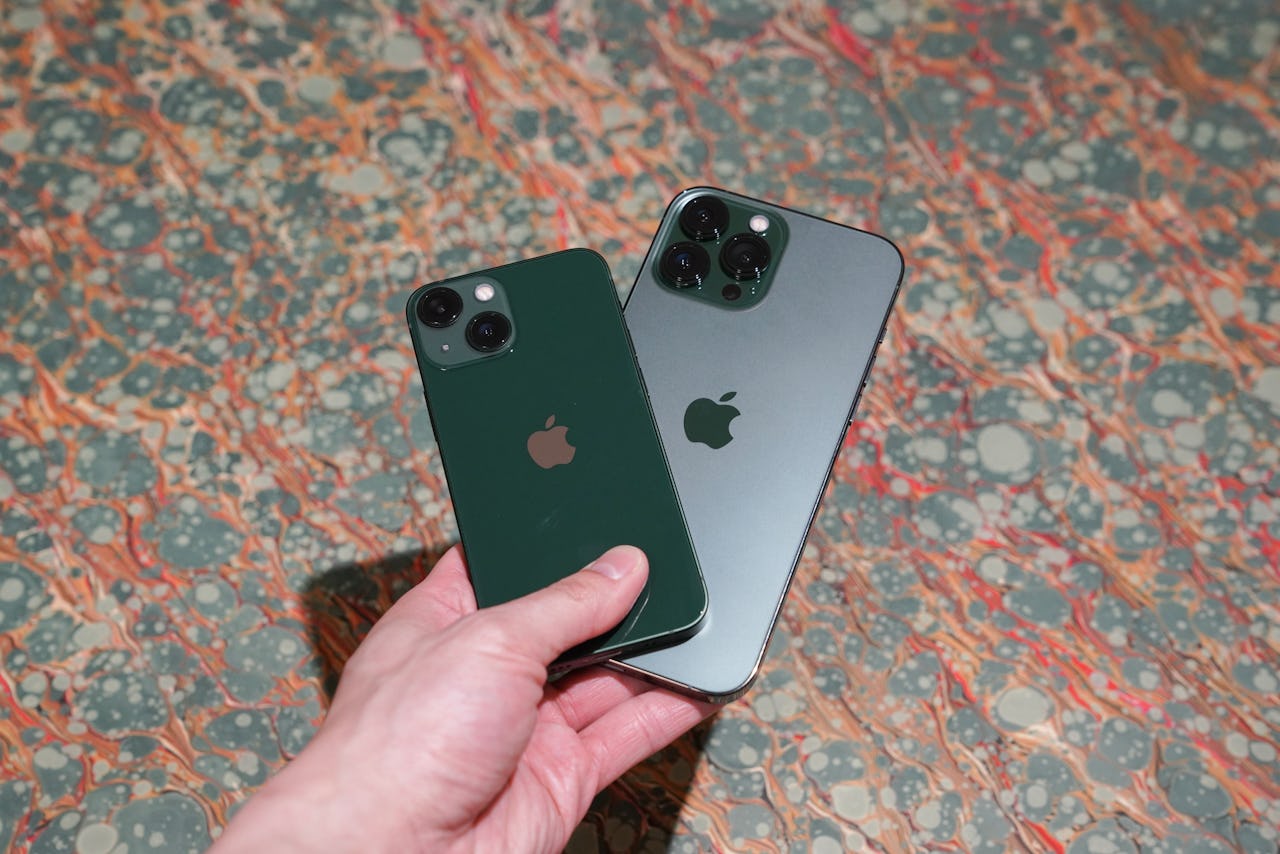 Apple iPhone 13 Unboxing: iPhone 13 Mini vs iPhone 13! 