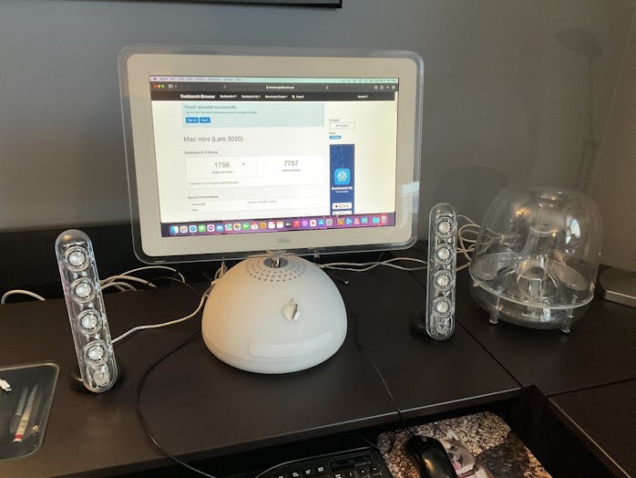 connor55's modded iMac G4 with sound sticks