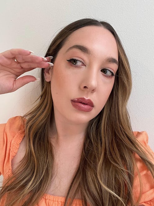 TikTok creators are taking a page out of the '80s beauty playbook and contouring with blush.