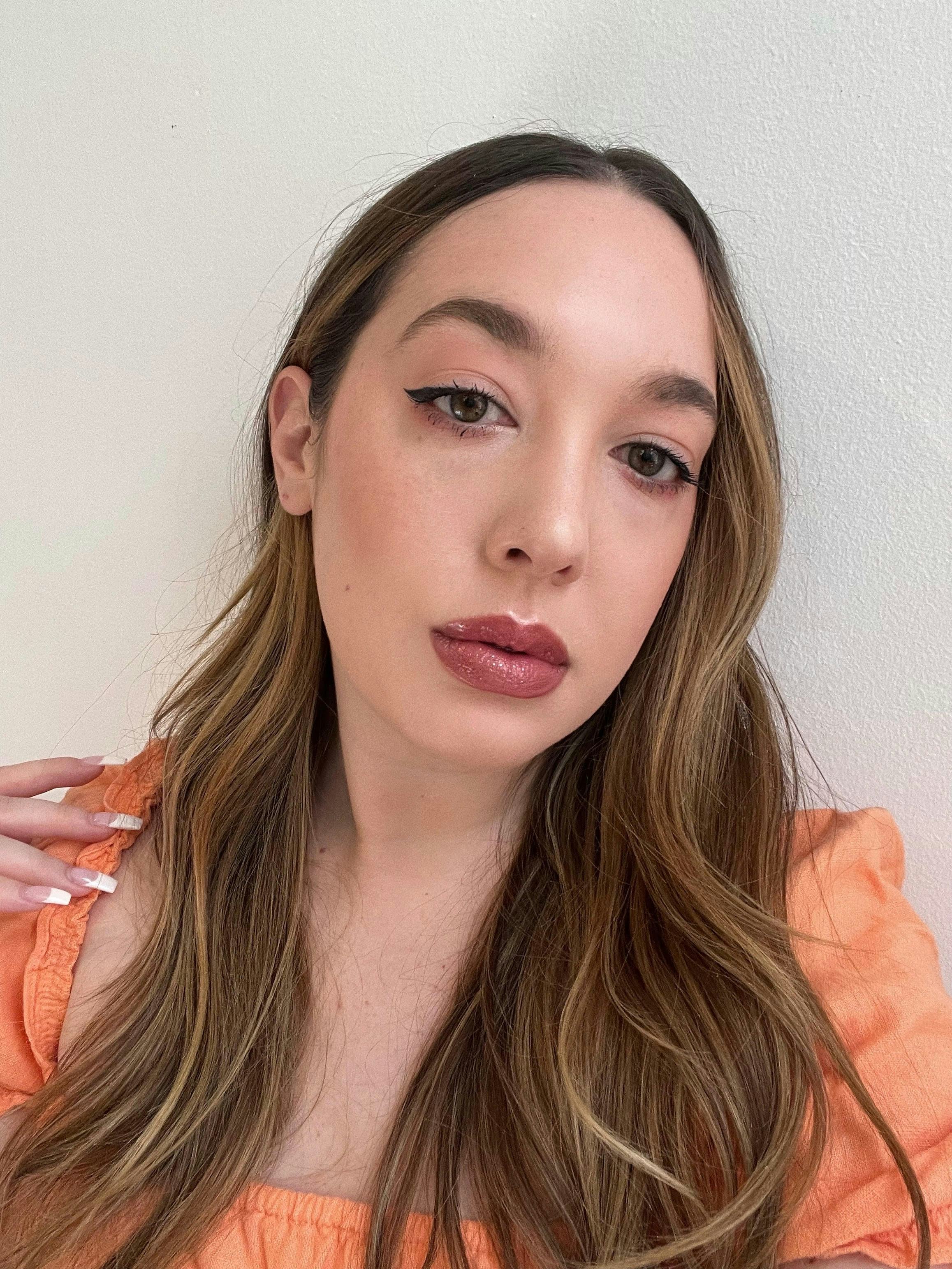 Bustle&rsquo;s beauty writer learned how to contour her face with Huda Beauty&rsquo;s new cream blush.