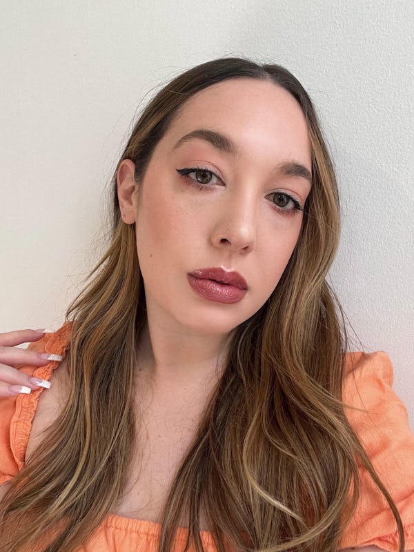 Bustle's beauty writer learned how to contour her face with Huda Beauty's new cream blush.