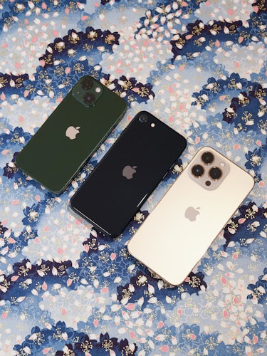 Green iPhone 13 mini vs. Midnight iPhone SE 3 vs. gold iPhone 13 Pro