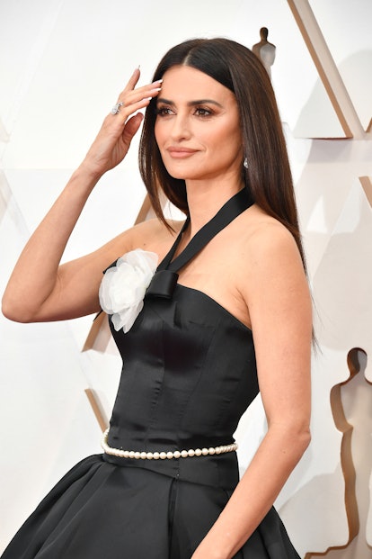 Penélope Cruz Glows In Elegant Chanel Gown For 2022 Oscars Red