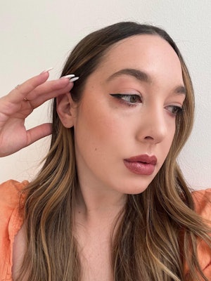 Bustle's beauty writer learned how to contour her face with Huda Beauty's new cream blush.