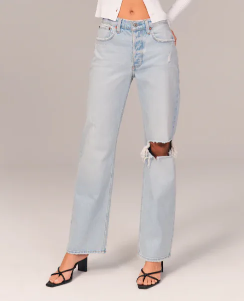 Spring 2022 Denim Trends Are All About Baggy, Cargo, & Low-Rise Jeans