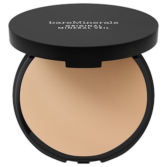 A vegan pressed setting powder that instantly blurs the look of fine lines 