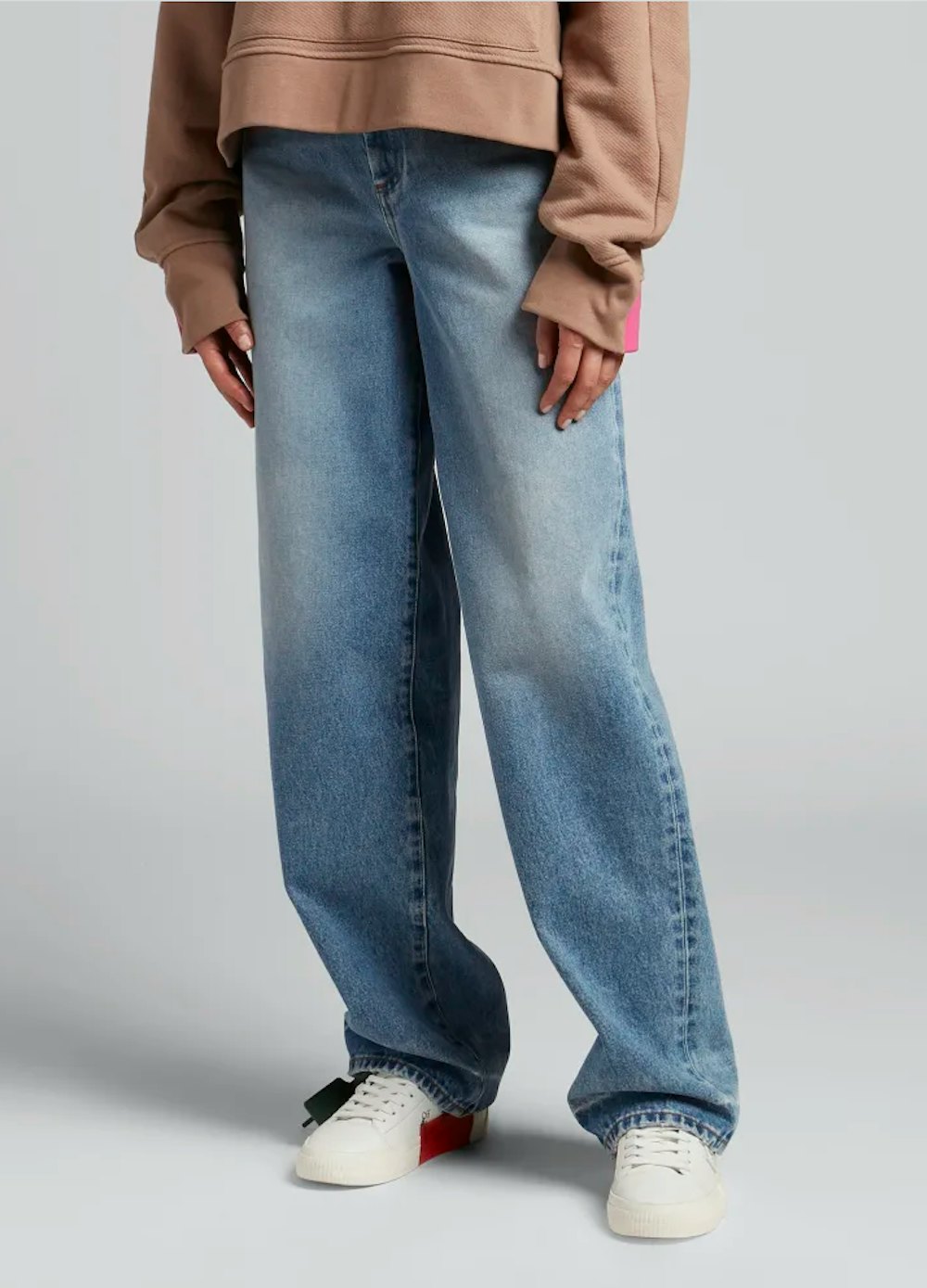 Spring 2022 Denim Trends Are All About Baggy, Cargo, & Low-Rise Jeans