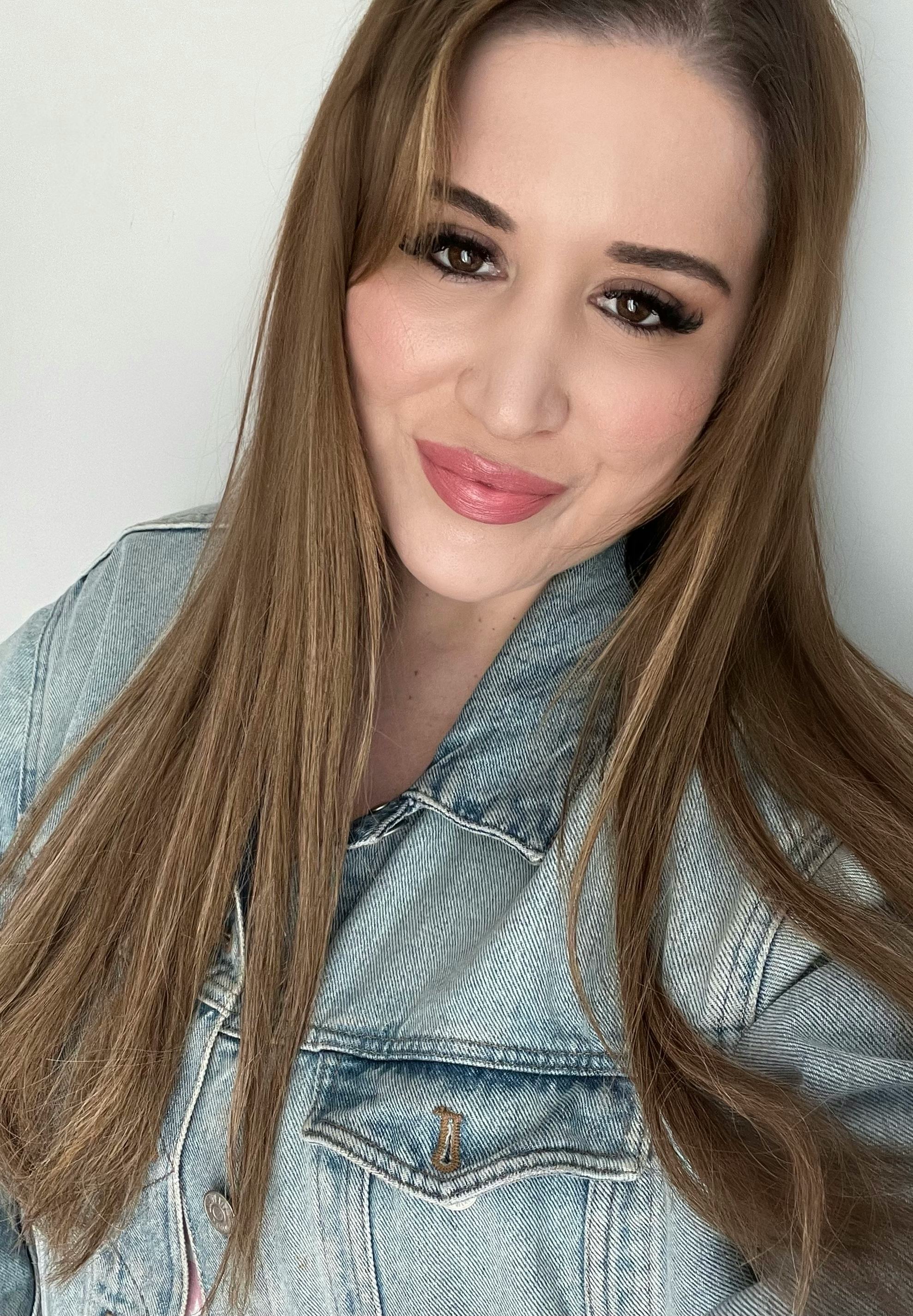 Bustle beauty writer Danielle Sinay tests and reviews the Zuvi Halo Hair Dryer.