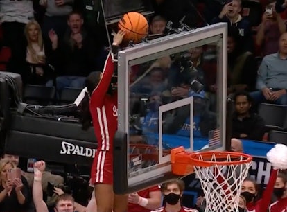 This video of a cheerleader retrieving a stuck ball during March Madness 2022 is epic.