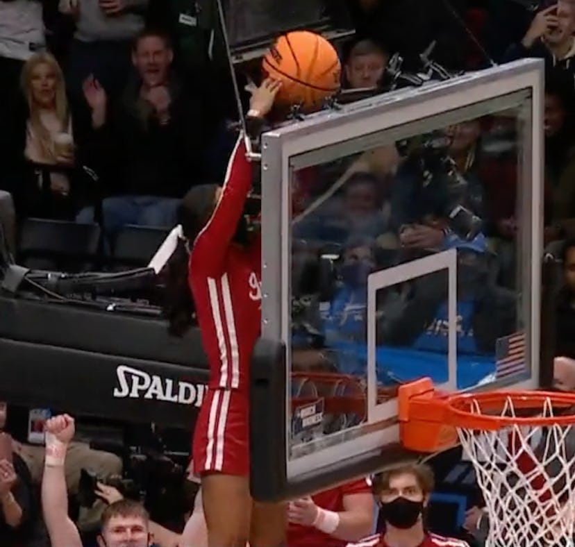 This video of a cheerleader retrieving a stuck ball during March Madness 2022 is epic.
