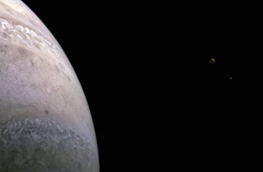 zoom in of io and europa