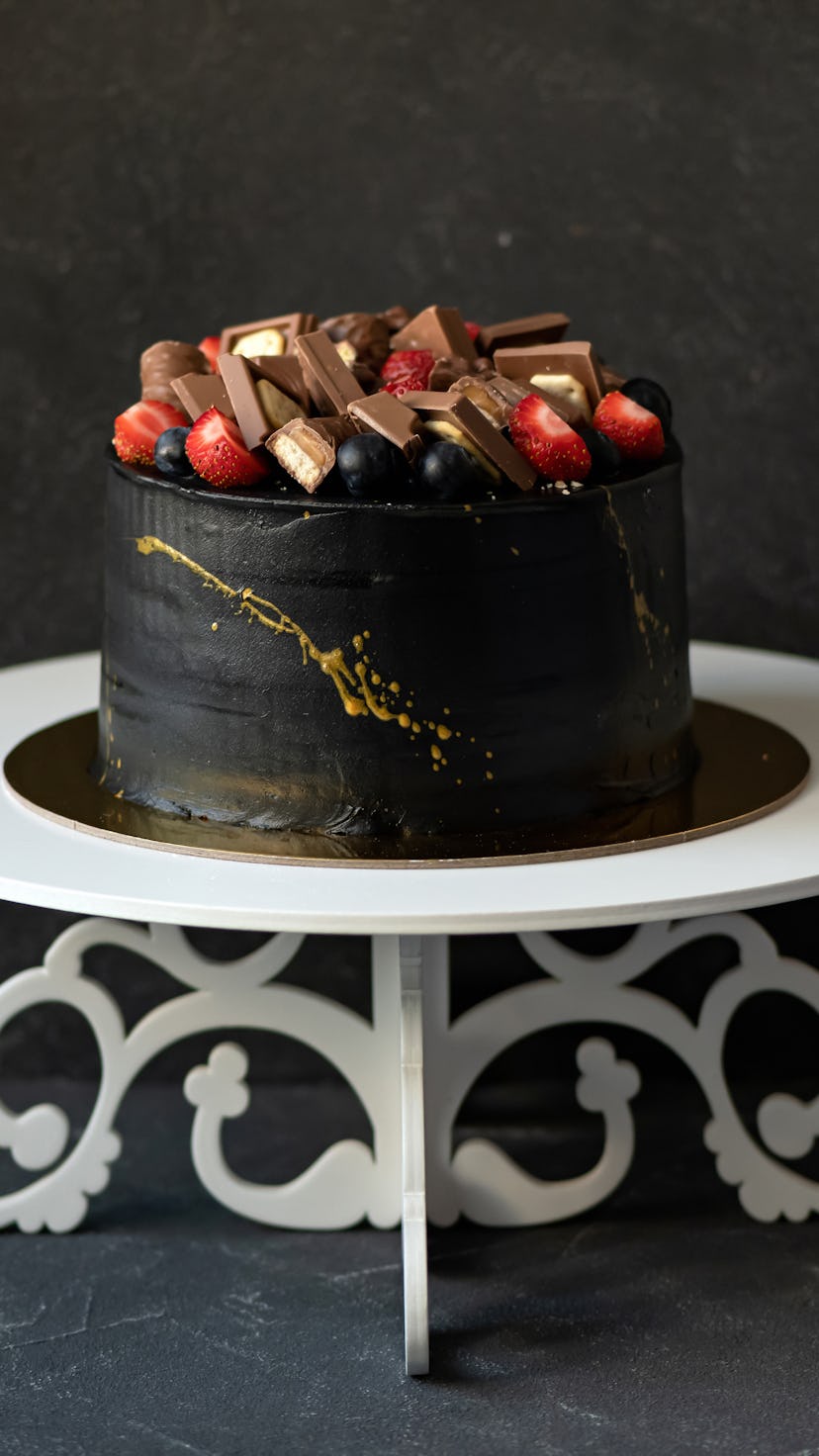 tips on how to make black frosting like the icing on this black cake