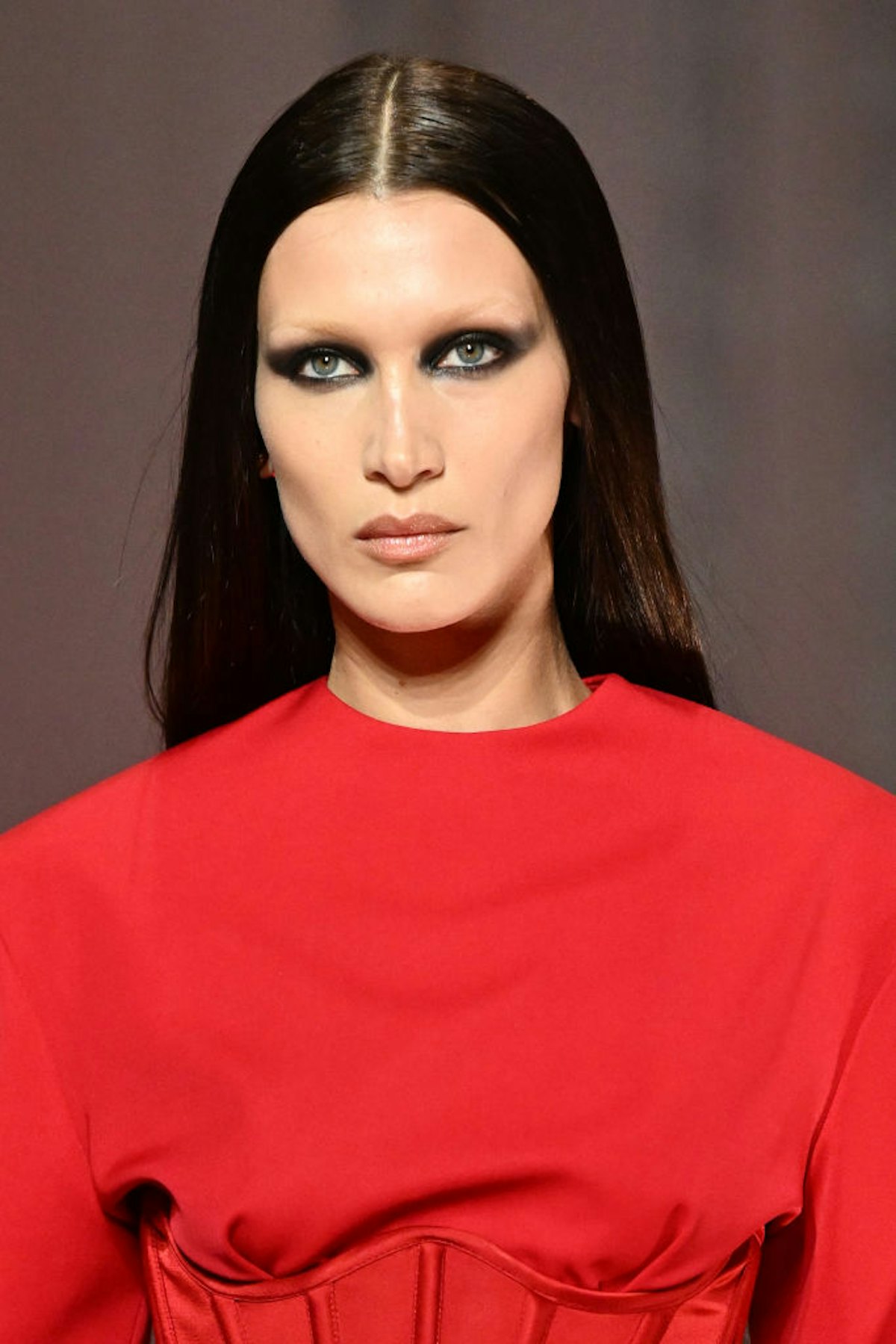 The eye makeup at Versace's Fall/Winter 2022 Milan Fashion Week show looked like a carbon copy of Ju...