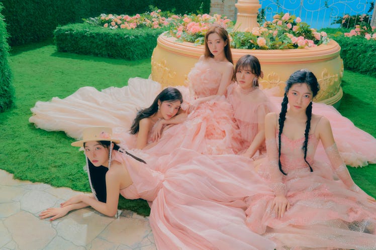 Red Velvet has released their "Feel My Rhythm" music video.