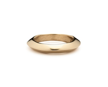 knife edge ring in yellow gold with a comfort-fit band