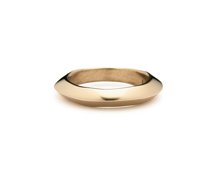knife edge ring in yellow gold with a comfort-fit band
