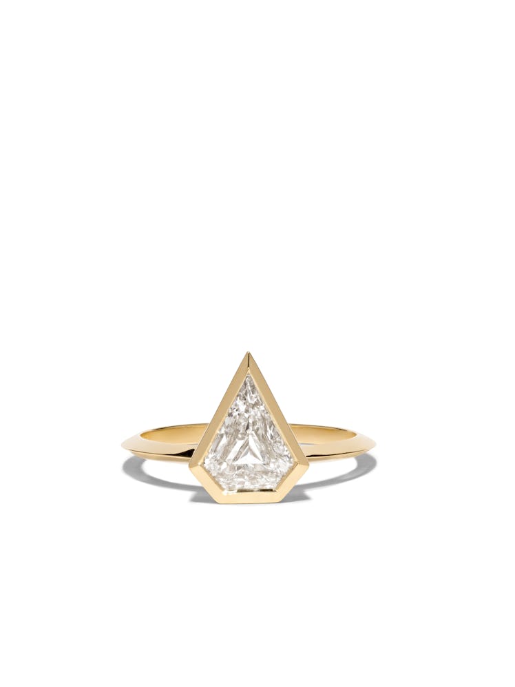 Knife edge ring with a shield diamond in yellow gold