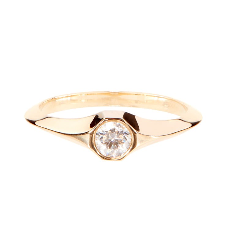 knife edge ring in yellow gold with an antique white diamond