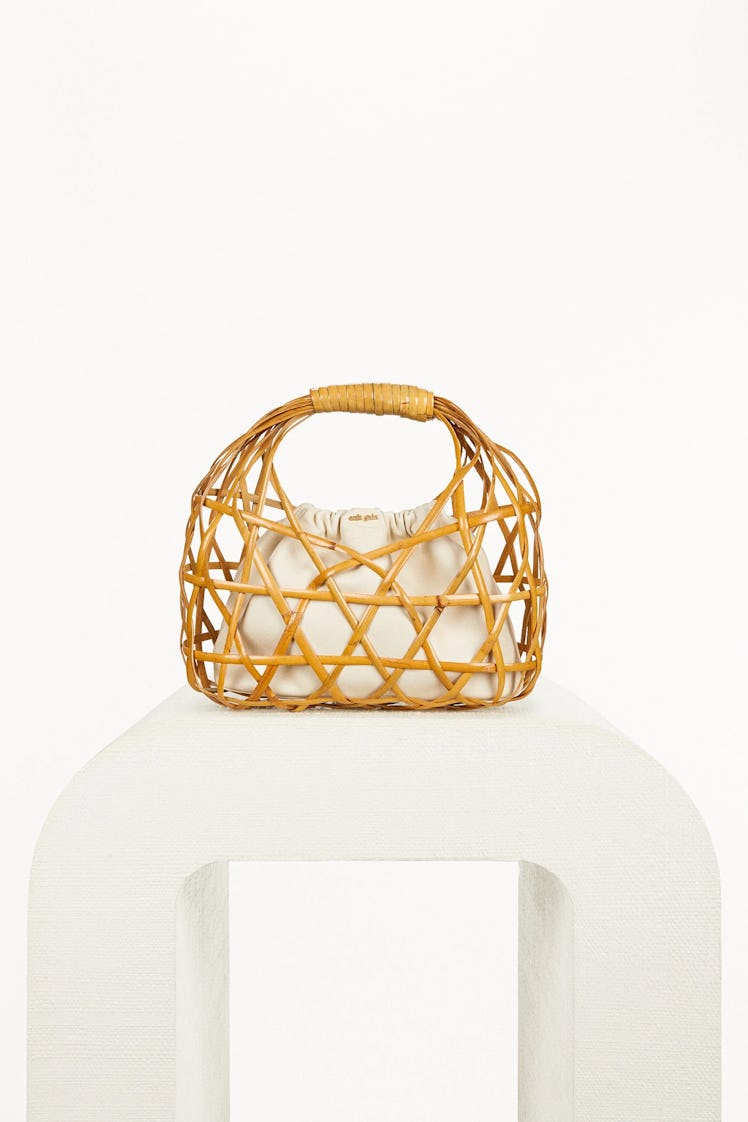 2022 handbag trends woven basket rattan bag