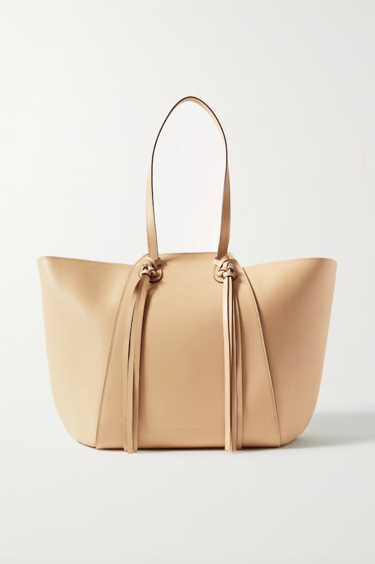 2022 handbag trends oversize tan leather tote