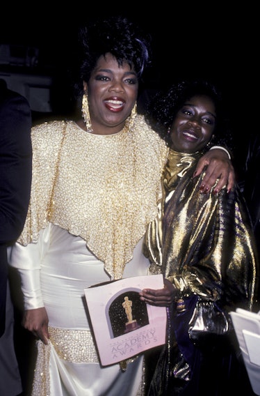 Oprah Winfrey hugging Akosua Busia at the 1986 Oscars