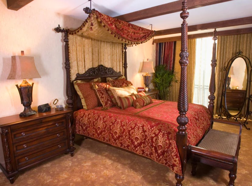 Disney's Pirates of the Caribbean Suite at Disneyland has a canopy bed. 