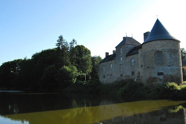 This French Airbnb castle will inspire Bridgerton fans.