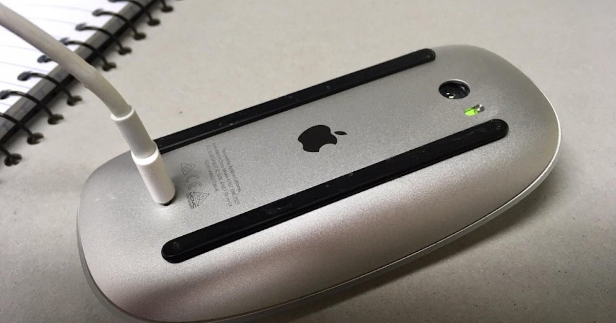 Magic Mouse заряжается. Apple Mouse Charger. Apple Magic Mouse Charging. Отсек батареек Apple Magic Mouse. Fix apple