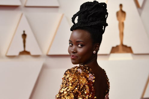 red lipstick at the 2022 oscars lupita