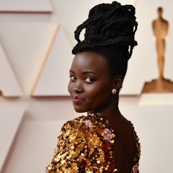 red lipstick at the 2022 oscars lupita