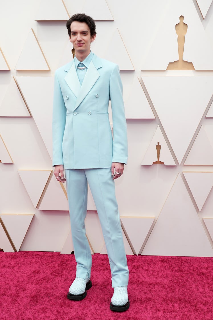 Kodi Smit-McPhee on the red carpet in a light blue Bottega Veneta suit at the 2022 Oscars