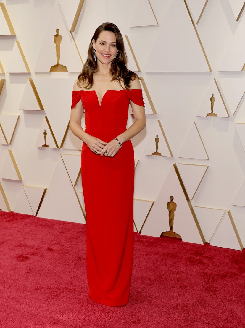 Jennifer Garner attends the 94th Annual Academy Awards in a red dress