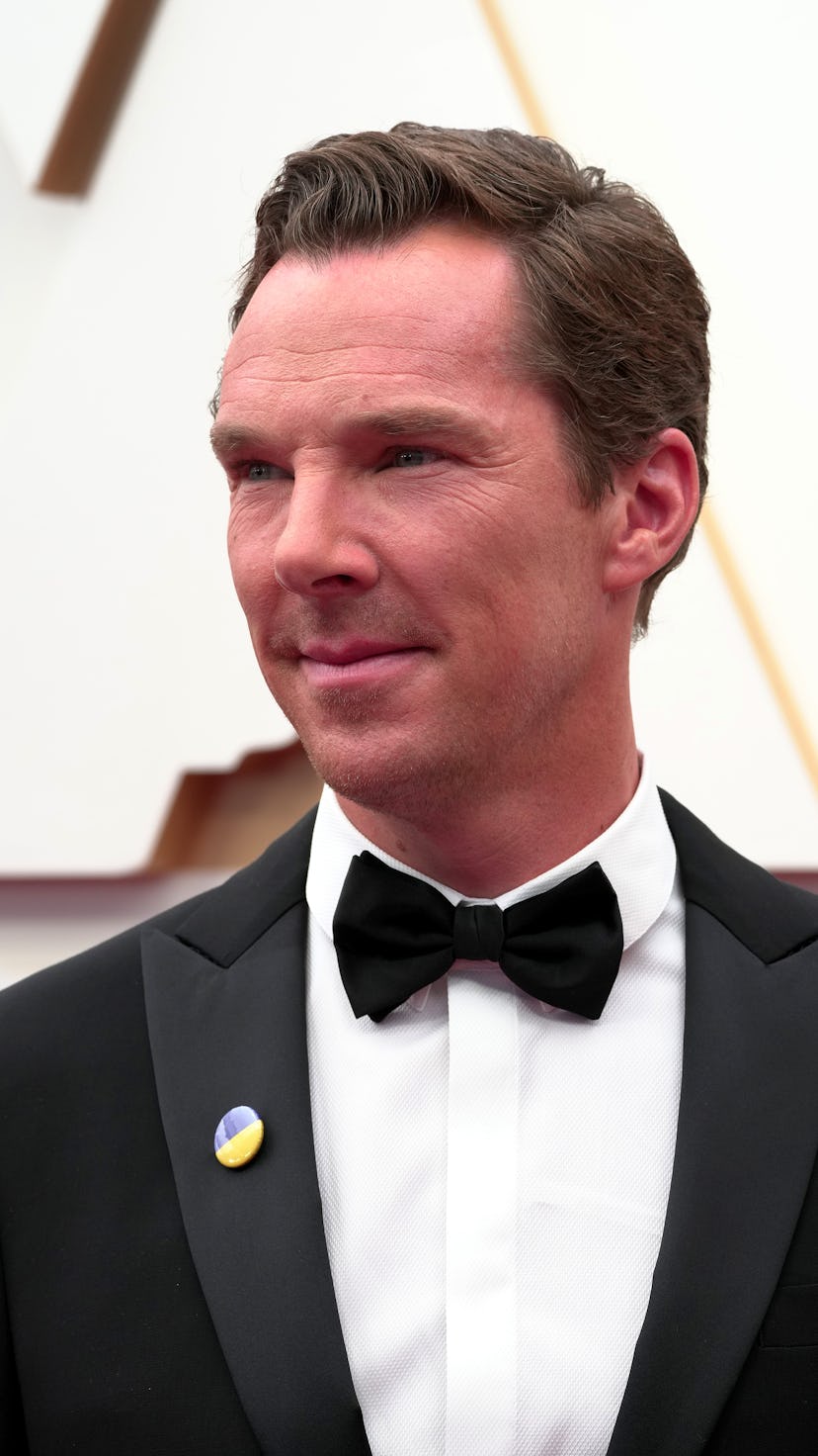 Benedict Cumberbatch supports Ukraine at the 2022 Oscars.
