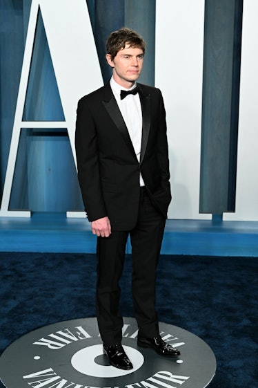 Evan Peters attends the 2022 Vanity Fair Oscar Party
