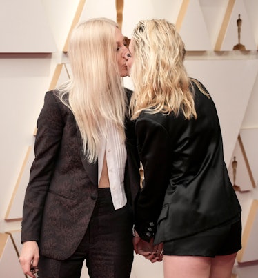 Dylan Meyer and Kristen Stewart kissing at the 2022 Oscars
