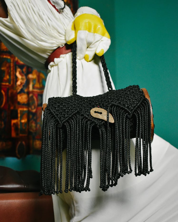 maxi trend 2022 black woven bag with wood handle