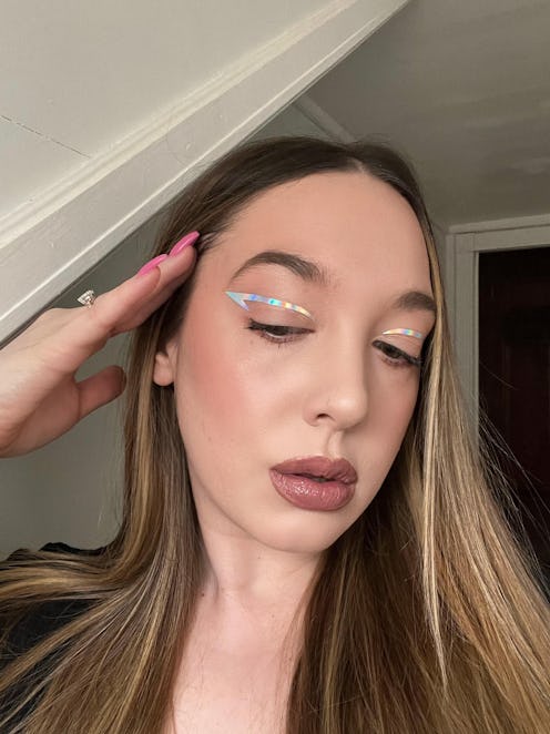 Eyeliner stickers instantly create a graphic makeup look, even if you lack skills. Here, how to Simi...